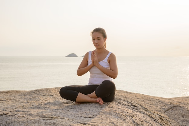 Mujer joven, practicar, yoga