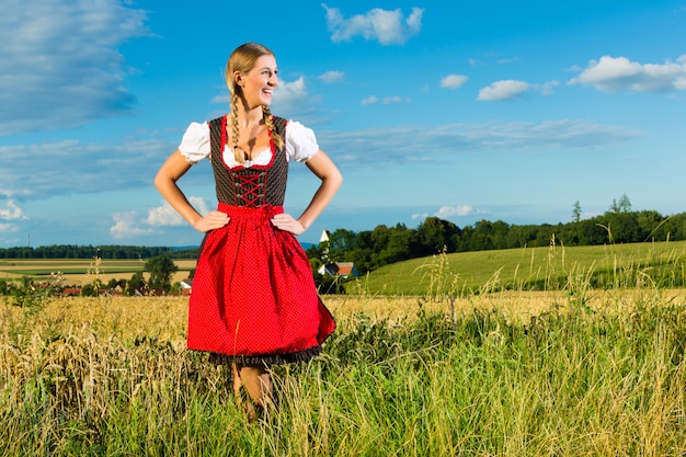 Foto mujer joven, en, pradera, llevando, dirndl