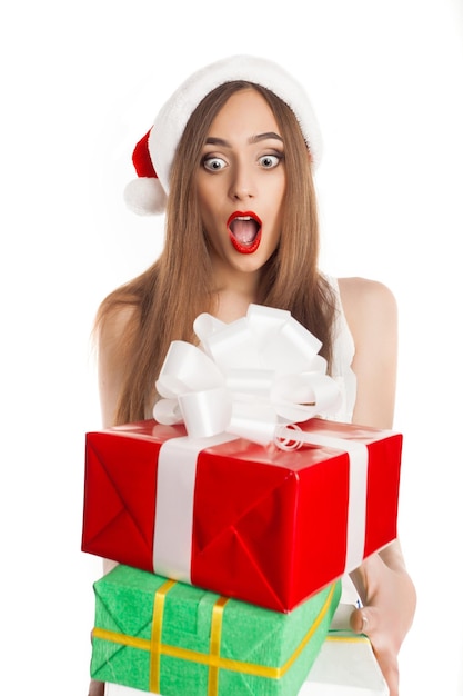 Mujer joven preguntándose qué hacer con sus regalos