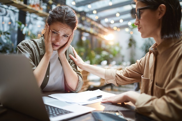 Mujer joven preocupada en reunión de negocios