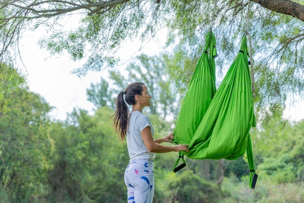 mujer joven, preparación, hamaca, para, aéreo, yoga, en, un, verde, parque