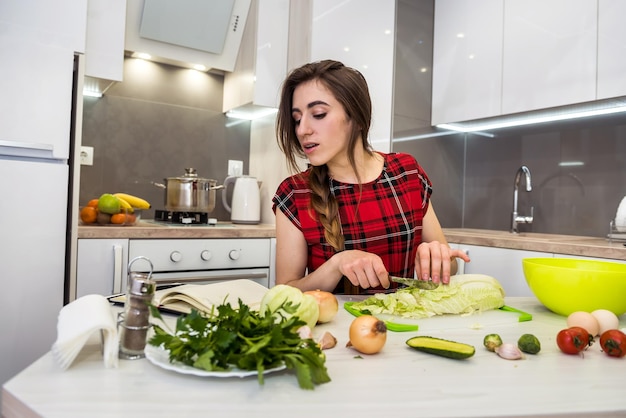 Mujer joven preparando la cena en una cocina. estilo de vida saludable.