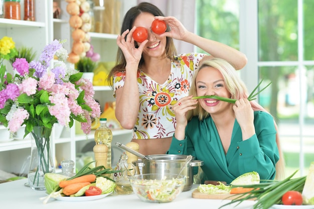 Mujer joven preparando ensalada