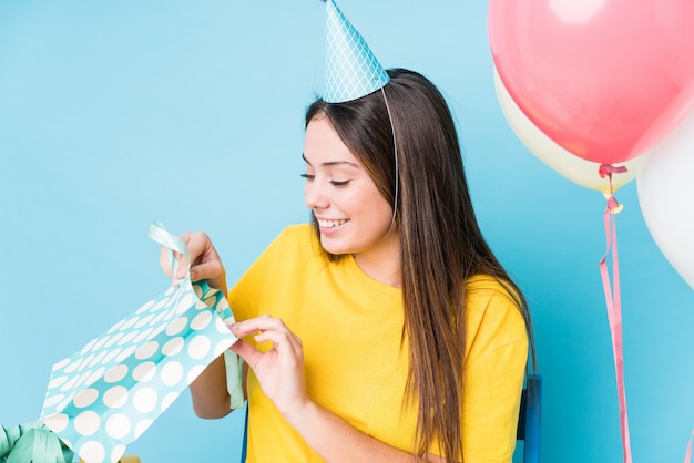 Mujer joven preparando una fiesta de cumpleaños