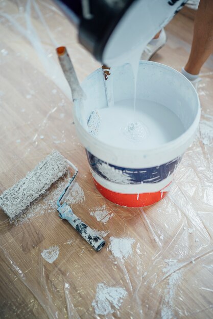 Foto mujer joven preparando la pintura