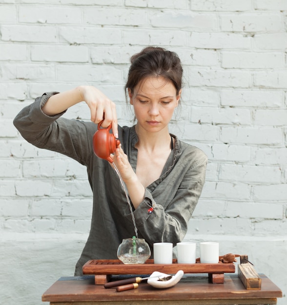 Mujer joven preparando un té