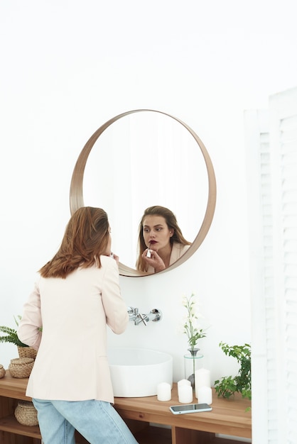 Foto mujer joven preparándose para la fiesta preparándose para salir