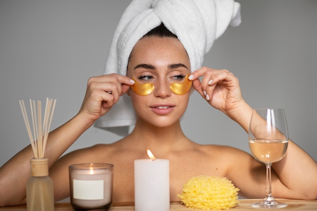 Foto mujer joven preparándose para la hora del baño