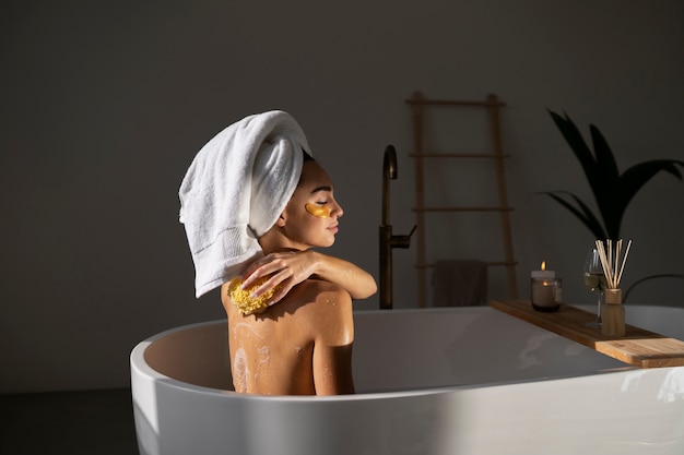 Mujer joven preparándose para la hora del baño