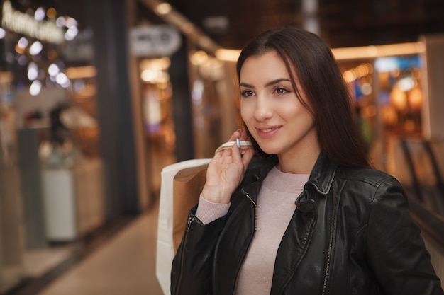 Mujer joven, proceso de llevar, bolsa de compras