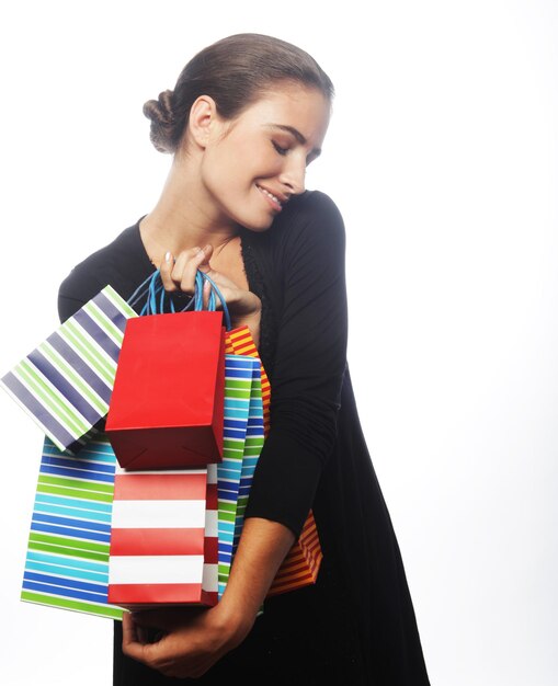 Mujer joven, proceso de llevar, bolsas de compras