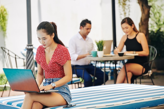 Mujer joven, programación, aire libre