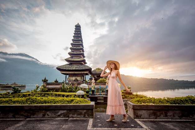 Mujer joven en el Pura Ulun Danu Bratan, Bali