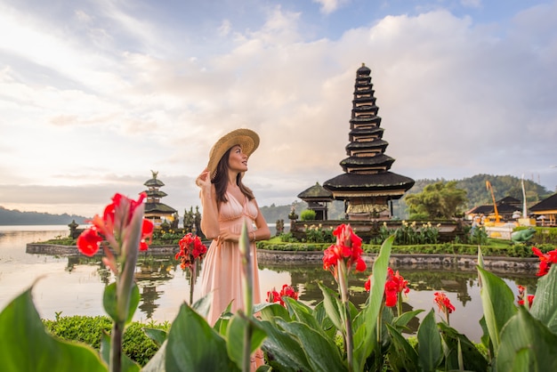 Mujer joven en el Pura Ulun Danu Bratan, Bali