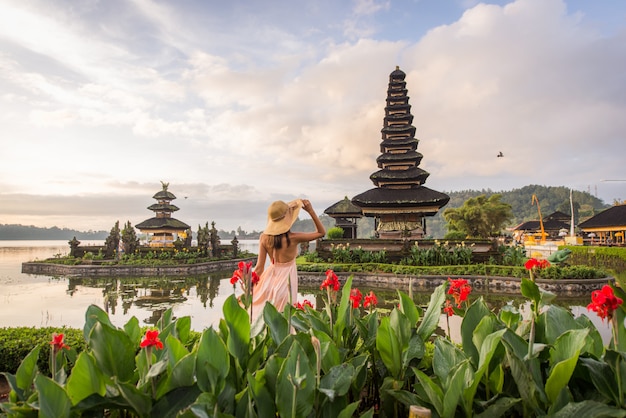 Mujer joven en el Pura Ulun Danu Bratan, Bali