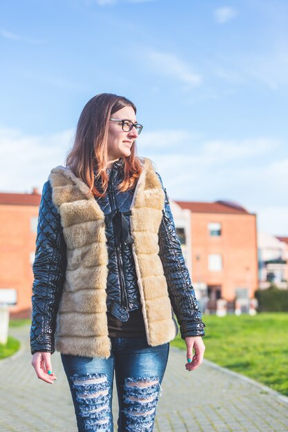 Mujer joven que camina en el parque por la mañana.