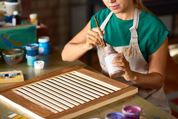 Mujer joven que disfruta de la elaboración