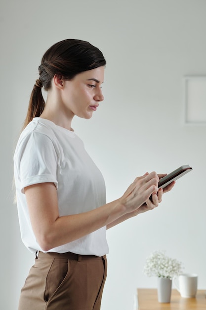 Mujer joven que envía mensajes de texto