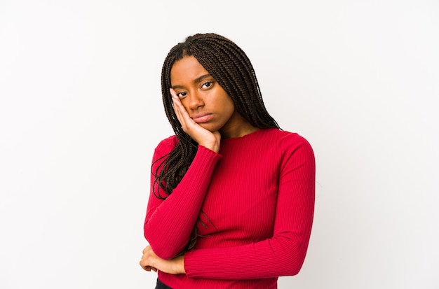 Mujer joven que está aburrida, fatigada y necesita un día de relax