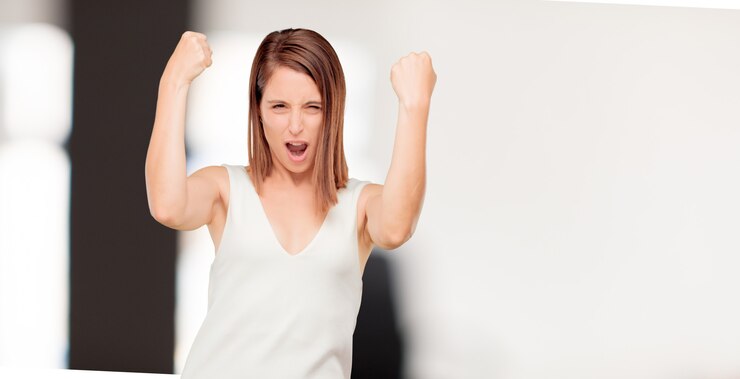 Foto mujer joven que expresa un concepto