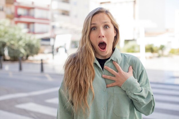 Mujer joven que expresa un concepto