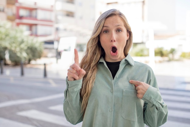 Mujer joven que expresa un concepto