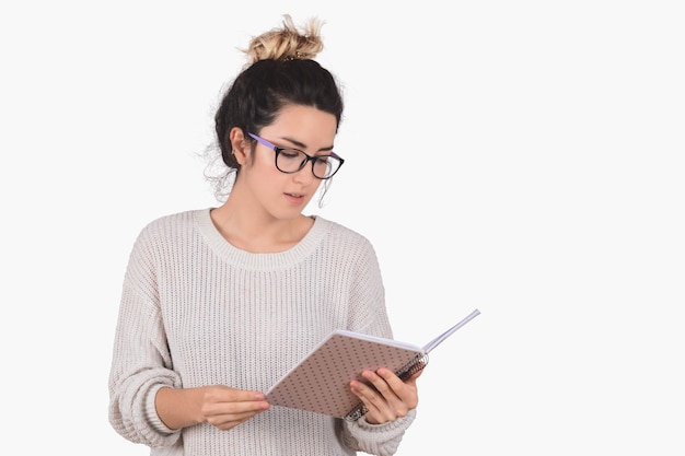 Mujer joven que lee un libro en blanco