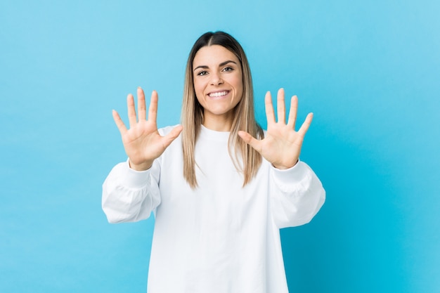 Mujer joven que muestra el número diez con las manos