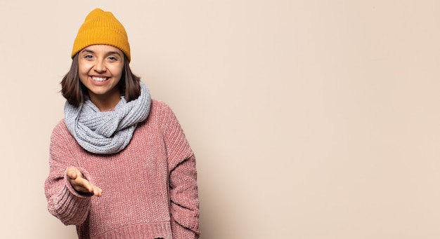 Foto mujer joven que parece desesperada y frustrada, estresada, infeliz y molesta, gritando y gritando