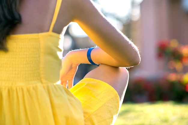 Mujer joven que se relaja al aire libre en un día soleado de verano.