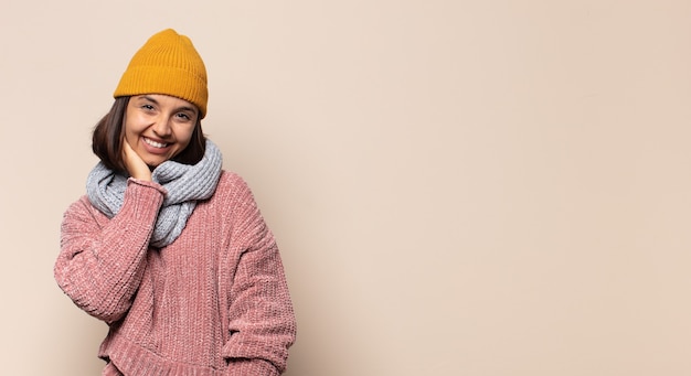 Mujer joven que se siente feliz, amigable y positiva, sonriendo y haciendo un retrato o marco de fotos con las manos