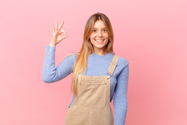 Mujer joven que se siente feliz, mostrando aprobación con gesto bien