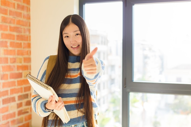 Mujer joven que se siente orgullosa, despreocupada, segura y feliz