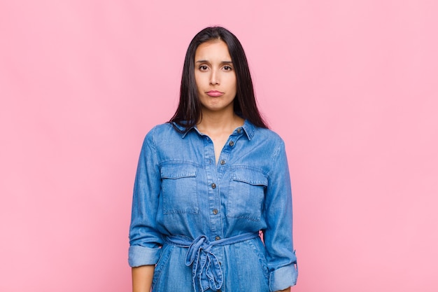 Mujer joven que se siente triste y estresada, molesta por una mala sorpresa, con una mirada negativa y ansiosa