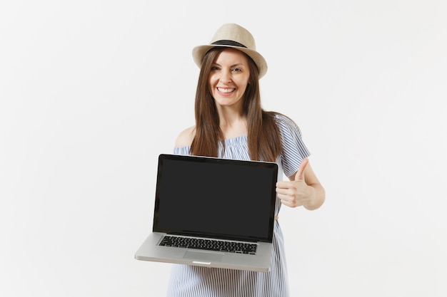 Mujer joven que sostiene la computadora portátil moderna con la pantalla vacía en blanco negro para copiar el espacio aislado en el fondo blanco. Personas independientes de negocios, estilo de vida, concepto de compras en línea. Oficina móvil.