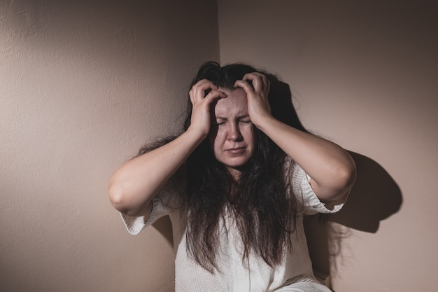 Foto mujer joven que sufre de ansiedad y depresión severa