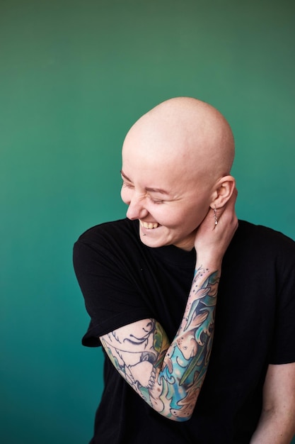 Mujer joven que sufre de cáncer risa sonrisa sentirse positivo sobre la recuperación futura Mujer milenaria con la cabeza rapada