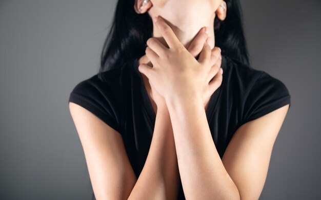 Mujer joven que sufre de dolor de cuello.