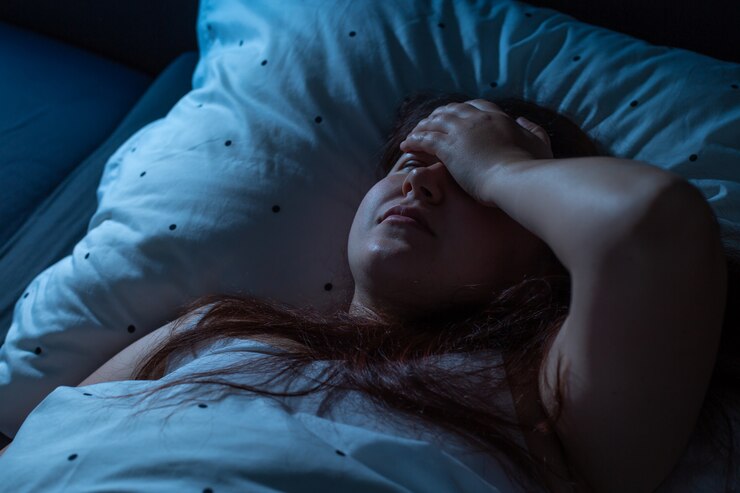 Foto mujer joven que sufre de insomnio crónico, trastorno del sueño