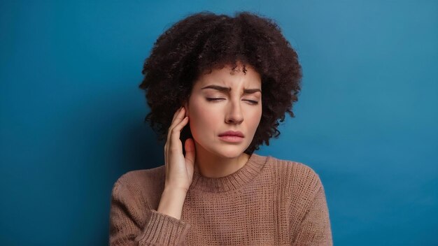 Foto mujer joven que sufre de tinnitus enfermedad insomnio o concepto de estrés mujer enferma que tiene dolor de oído a