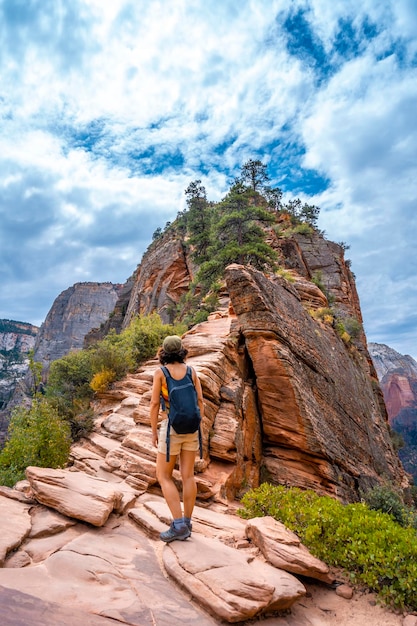 Una mujer joven que termina el trekking Angels Landing Trail en Zion