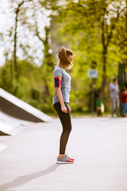 Mujer joven que tiene ejercicio en el parque