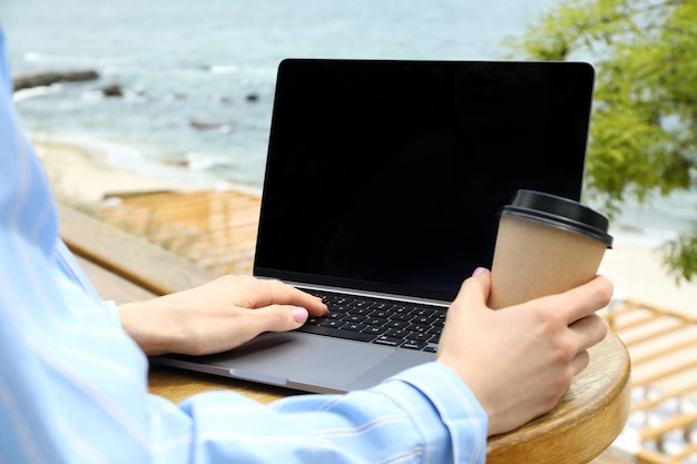 Mujer joven que trabaja en la computadora portátil al aire libre concepto de freelancer