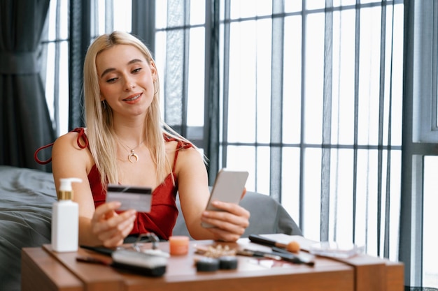 Mujer joven que usa una aplicación de pago en línea y una billetera digital en su teléfono inteligente para pagar con tarjeta de crédito Compras electrónicas y compras modernas a través de Internet móvil Blithe