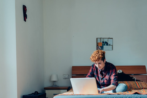 mujer joven que usa la computadora portátil