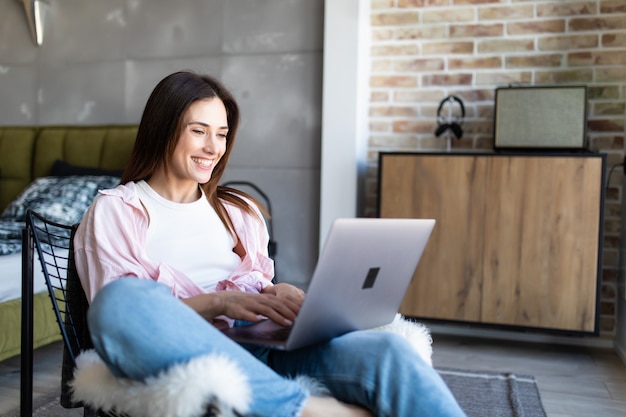 Mujer joven que usa una computadora portátil