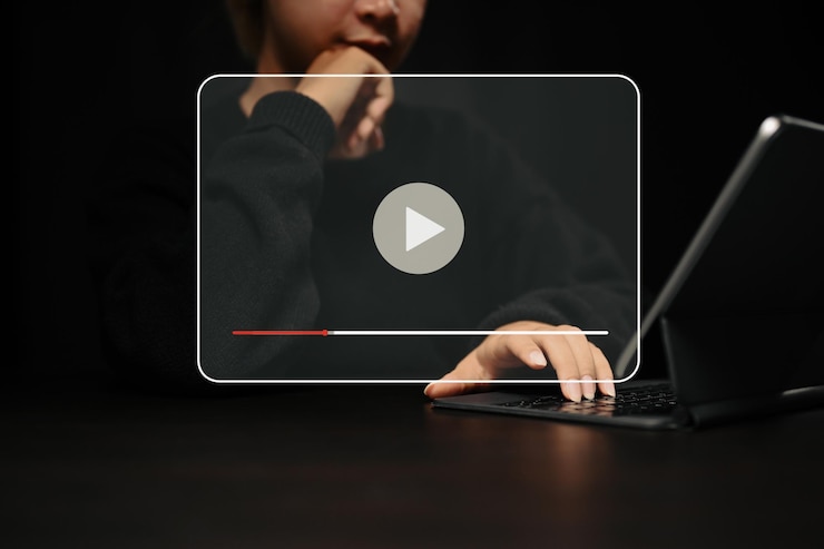Foto mujer joven que usa una tableta de computadora para ver la transmisión de video en línea con el botón de reproducción en la pantalla virtual.