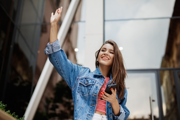 Foto mujer joven que usa el teléfono inteligente