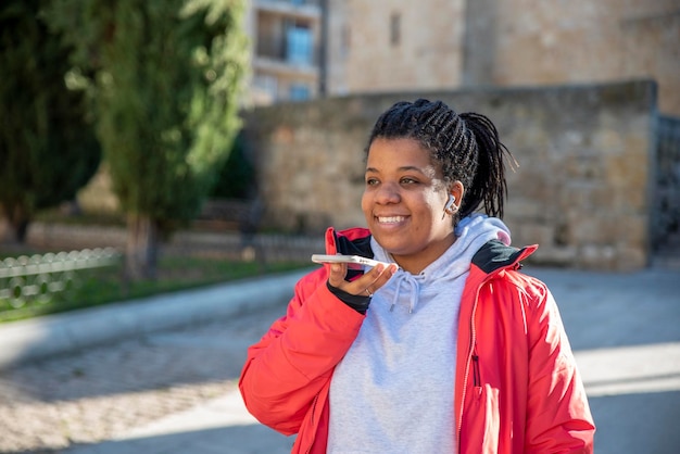 Mujer joven que usa el teléfono móvil