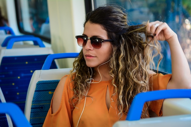 Mujer joven que viaja en tren.